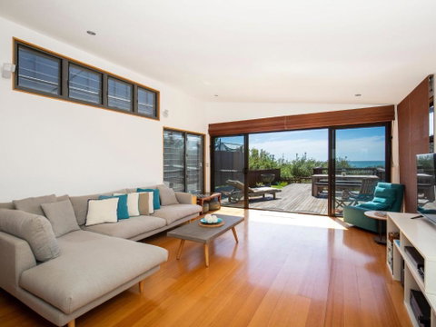Illaroo Absolute Beachfront With Spa - Accommodation Cooktown 1
