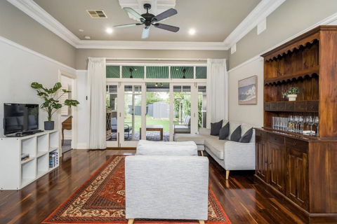 Incredible 3-Bed Renovated Home With Huge Garden - Accommodation Cooktown 0