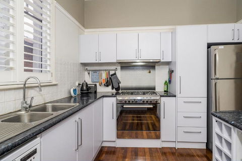 Incredible 3-Bed Renovated Home With Huge Garden - Accommodation Cooktown 2