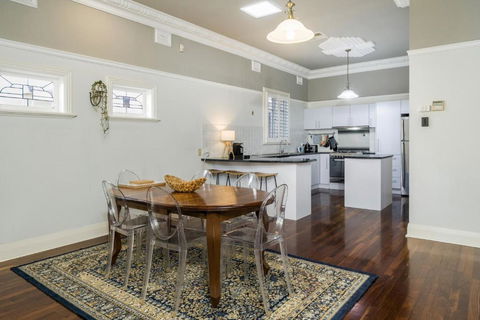 Incredible 3-Bed Renovated Home With Huge Garden - Accommodation Cooktown 3