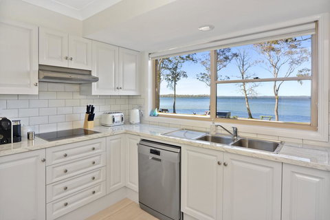 Adrift Retreat - St Georges Basin Waterfront Home - Accommodation Cooktown 3