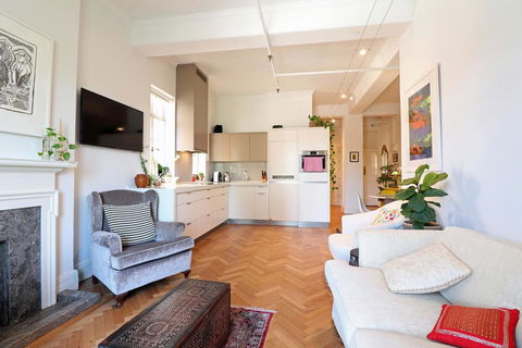 Alcaston House - Parliament House 300m, WiFi, Netflix - Accommodation Cooktown 1