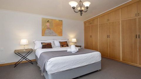 Alpine House - Views Over Lake Jindabyne And The Snowy Mountains - Accommodation Cooktown 3