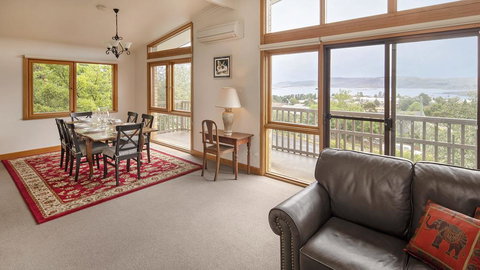 Alpine House - Views Over Lake Jindabyne And The Snowy Mountains - Accommodation Cooktown 1