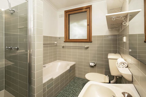 Alpine House - Views Over Lake Jindabyne And The Snowy Mountains - Accommodation Cooktown 2