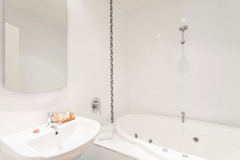 Anglesea River Apartments - Spa Apartment 23 - Accommodation Cooktown 2