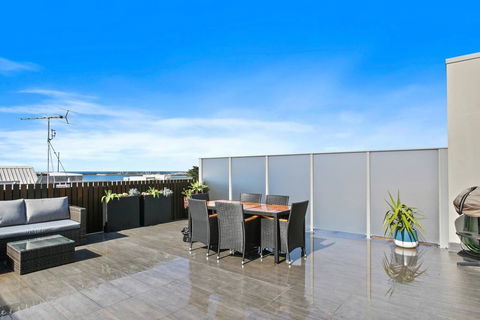 APOLLO 13 PENTHOUSE - Free Wifi & Huge Terrace! - Accommodation Cooktown 3