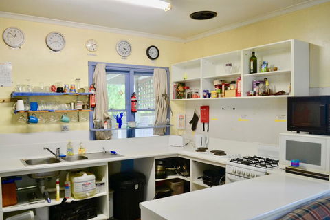 Apollo Bay Backpackers - Accommodation Cooktown 3