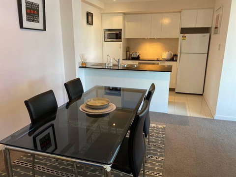 ARENA CENTRAL EXEC VIEWS WINE NETFLIX WIFI PARKING - Accommodation Cooktown 2