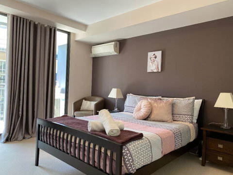 ARENA RESORT STYLE EXEC FREE NETFLIX WIFI WINE - Accommodation Cooktown 2