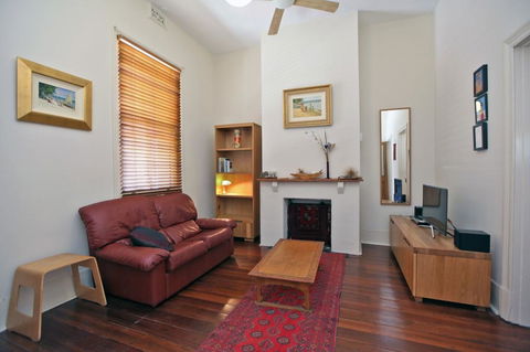 Art On Attfield - Cute Heritage 1 Bedroom Stone Cottage - Accommodation Cooktown 1