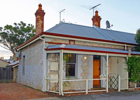 Art On Attfield - Cute Heritage 1 Bedroom Stone Cottage - Accommodation Cooktown 0