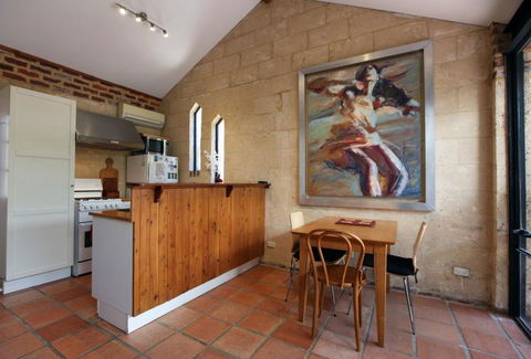 Art On Attfield - Cute Heritage 1 Bedroom Stone Cottage - Accommodation Cooktown 3