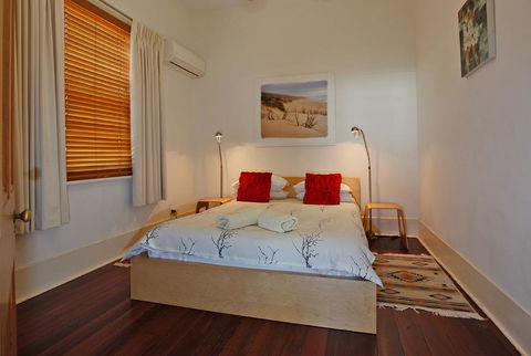 Art On Attfield - Cute Heritage 1 Bedroom Stone Cottage - Accommodation Cooktown 2
