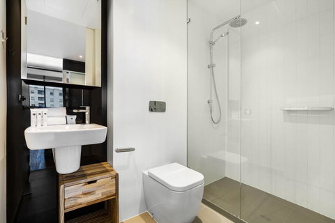 Artsy Apartment CBD City Views And Balcony - Accommodation Cooktown 3