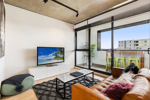 Artsy Apartment CBD City Views And Balcony - Accommodation Cooktown 1