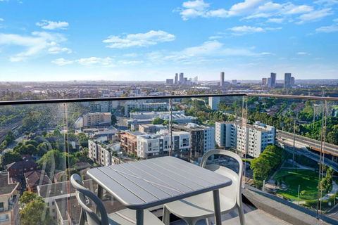 Luxury 1BR Apt With Stunning City Skyline Views - Accommodation Cooktown 3