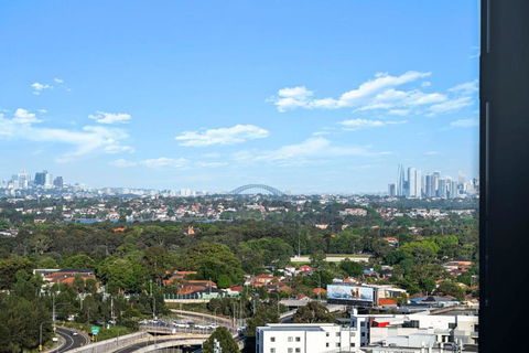 Luxury 1BR Apt With Stunning City Skyline Views - Accommodation Cooktown 1