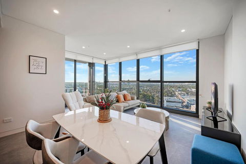 Luxury 1BR Apt With Stunning City Skyline Views - Accommodation Cooktown 2