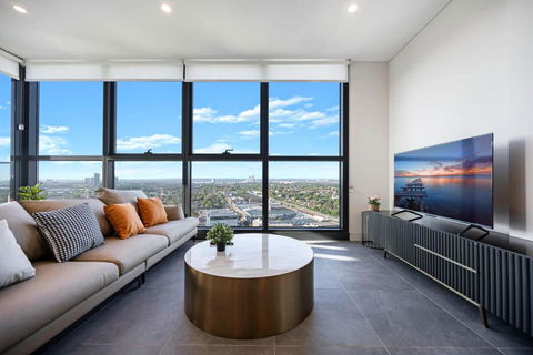 Luxury 1BR Apt With Stunning City Skyline Views - Accommodation Cooktown 0
