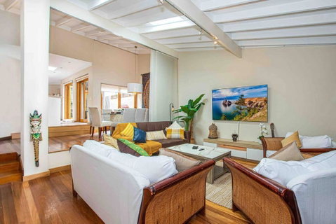 Luxury Retreat Home - 4bed House W/Parking - Mins From CBD - Accommodation Cooktown 0