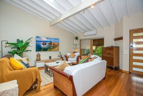 Luxury Retreat Home - 4bed House W/Parking - Mins From CBD - Accommodation Cooktown 2