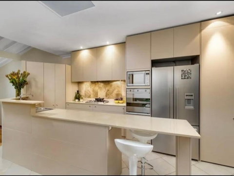 Luxury Retreat Home - 4bed House W/Parking - Mins From CBD - Accommodation Cooktown 1