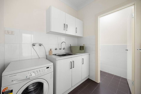 Mawson Lakes Retreat - 3BR, Wifi, Parking - Accommodation Cooktown 1