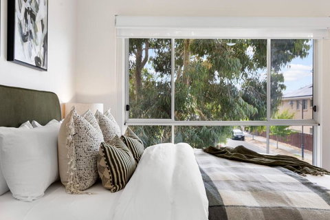 Mawson Lakes Retreat - 3BR, Wifi, Parking - Accommodation Cooktown 2