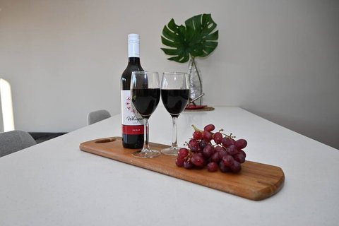 Mawson Red - Free Pool Access -Onsite Parking-Netflix-5 Mins To Mawson Interchange - Accommodation Cooktown 0