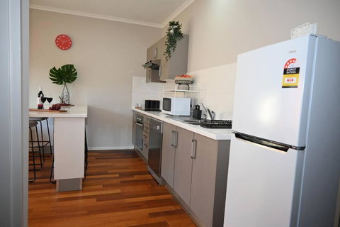 Mawson Red - Free Pool Access -Onsite Parking-Netflix-5 Mins To Mawson Interchange - Accommodation Cooktown 1