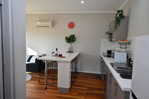 Mawson Red - Free Pool Access -Onsite Parking-Netflix-5 Mins To Mawson Interchange - Accommodation Cooktown 2