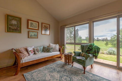 Meander Retreat - The Green Room - Accommodation Cooktown 2