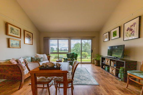 Meander Retreat - The Green Room - Accommodation Cooktown 1