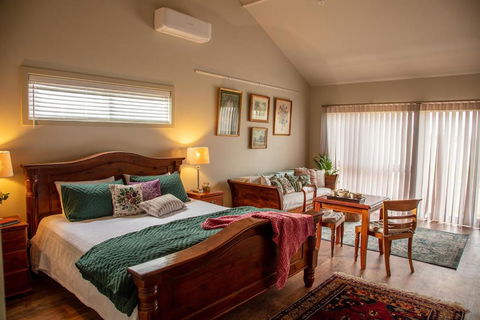 Meander Retreat - The Green Room - Accommodation Cooktown 0