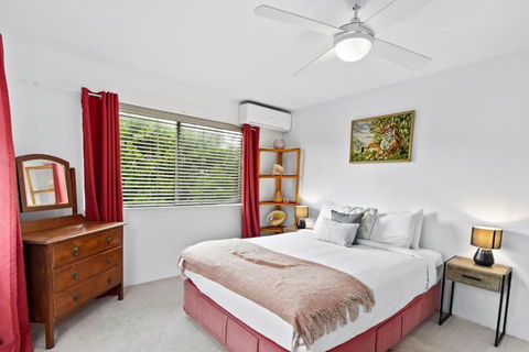Mid-Century Morningside 2-Bed Apartment - Accommodation Cooktown 2