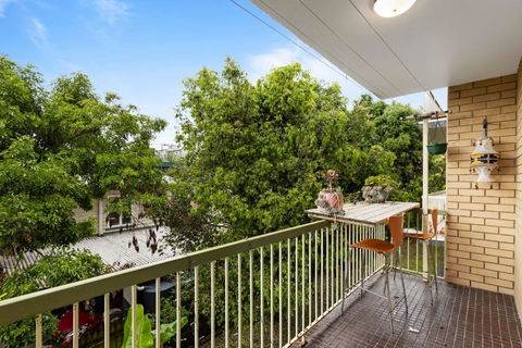 Mid-Century Morningside 2-Bed Apartment - Accommodation Cooktown 3