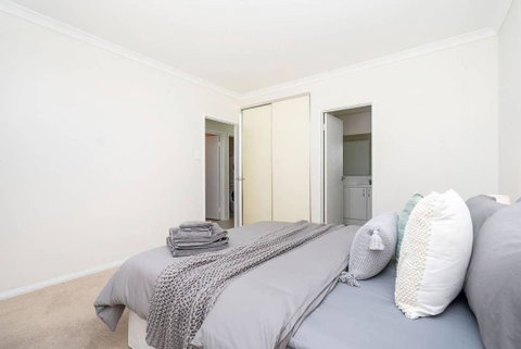 Modern Midland Retreat 2br 1 Bth - Accommodation Cooktown 3