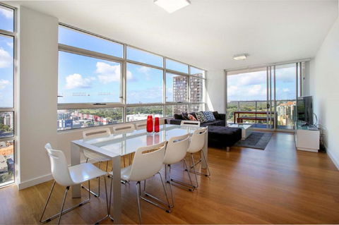 Moore To See - Modern And Spacious 3BR Zetland Apartment With Views Over Moore Park - Accommodation Cooktown 0