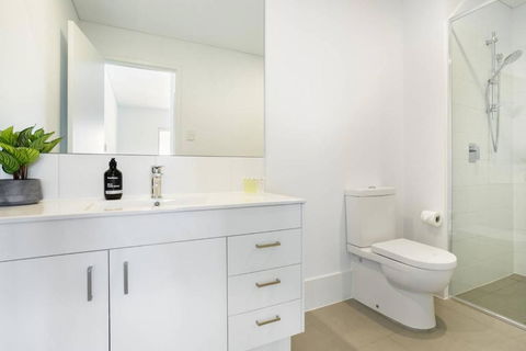 Minimalist Penthouse Condo With Skyline Vistas - Accommodation Cooktown 3