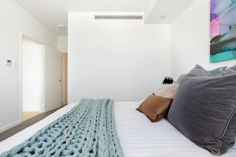 Minimalist Penthouse Condo With Skyline Vistas - Accommodation Cooktown 2