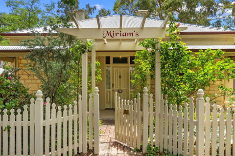 Miriams Cottage - Accommodation Cooktown 0