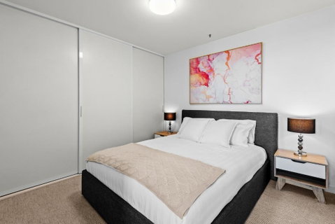 Modern 1-Bed & City Views, Steps From Racecourse - Accommodation Cooktown 1