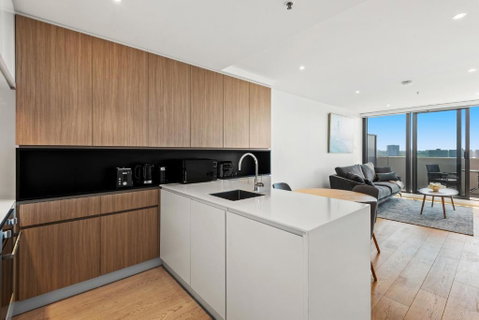Modern 1-Bed & City Views, Steps From Racecourse - Accommodation Cooktown 2