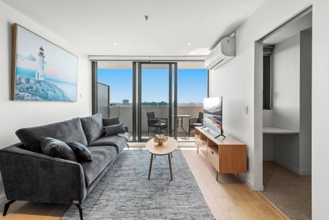 Modern 1-Bed & City Views, Steps From Racecourse - Accommodation Cooktown 3