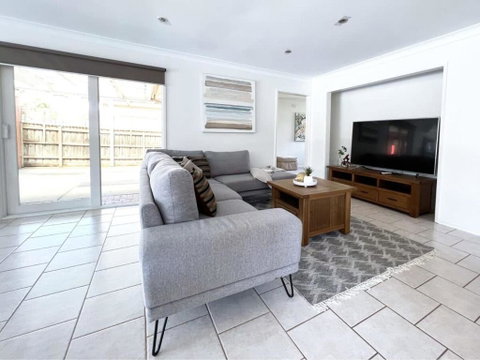 Modern And Elegant House With Swimming Pool - Accommodation Cooktown 0