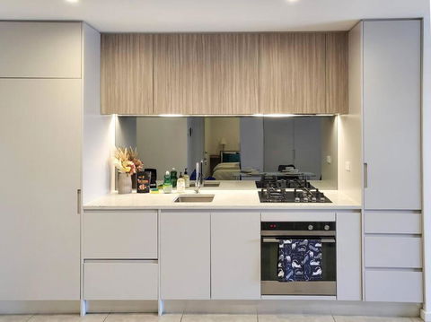 Modern Elegance: 2 Bedroom Oasis W/ Free Parking - Accommodation Cooktown 1