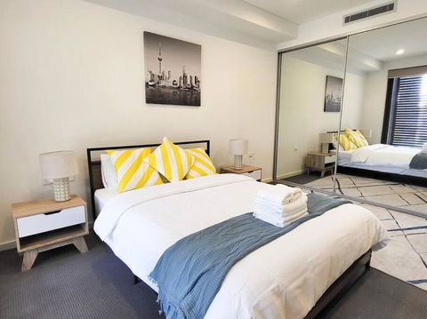 Modern Elegance: 2 Bedroom Oasis W/ Free Parking - Accommodation Cooktown 0