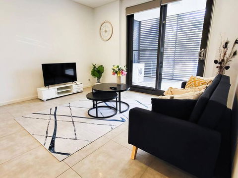 Modern Elegance: 2 Bedroom Oasis W/ Free Parking - Accommodation Cooktown 3