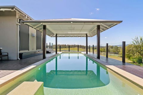 Mountain Majesty With Poolside Relaxing Getaway - Accommodation Cooktown 1